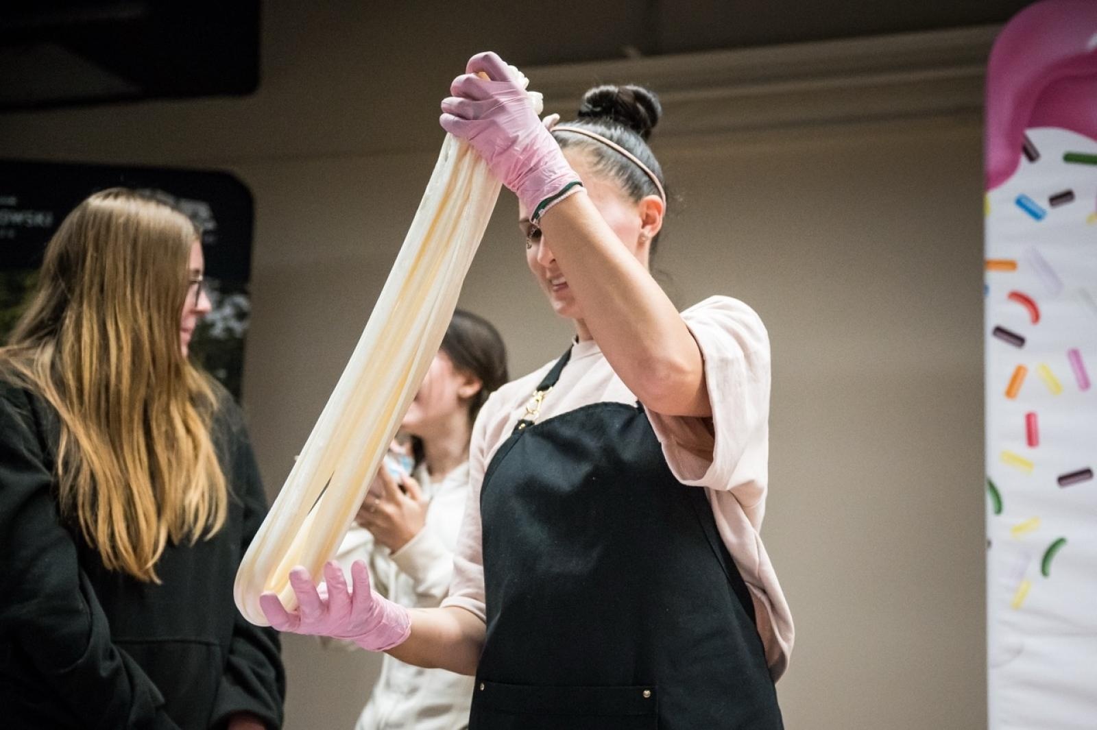 Zdjęcie w galerii na portalu naszraciborz.pl: Karmel i balony na Zamku Piastowskim. Atrakcje dla dzieci w ramach akcji Wakacje w Powiecie wiadomości z regionu
