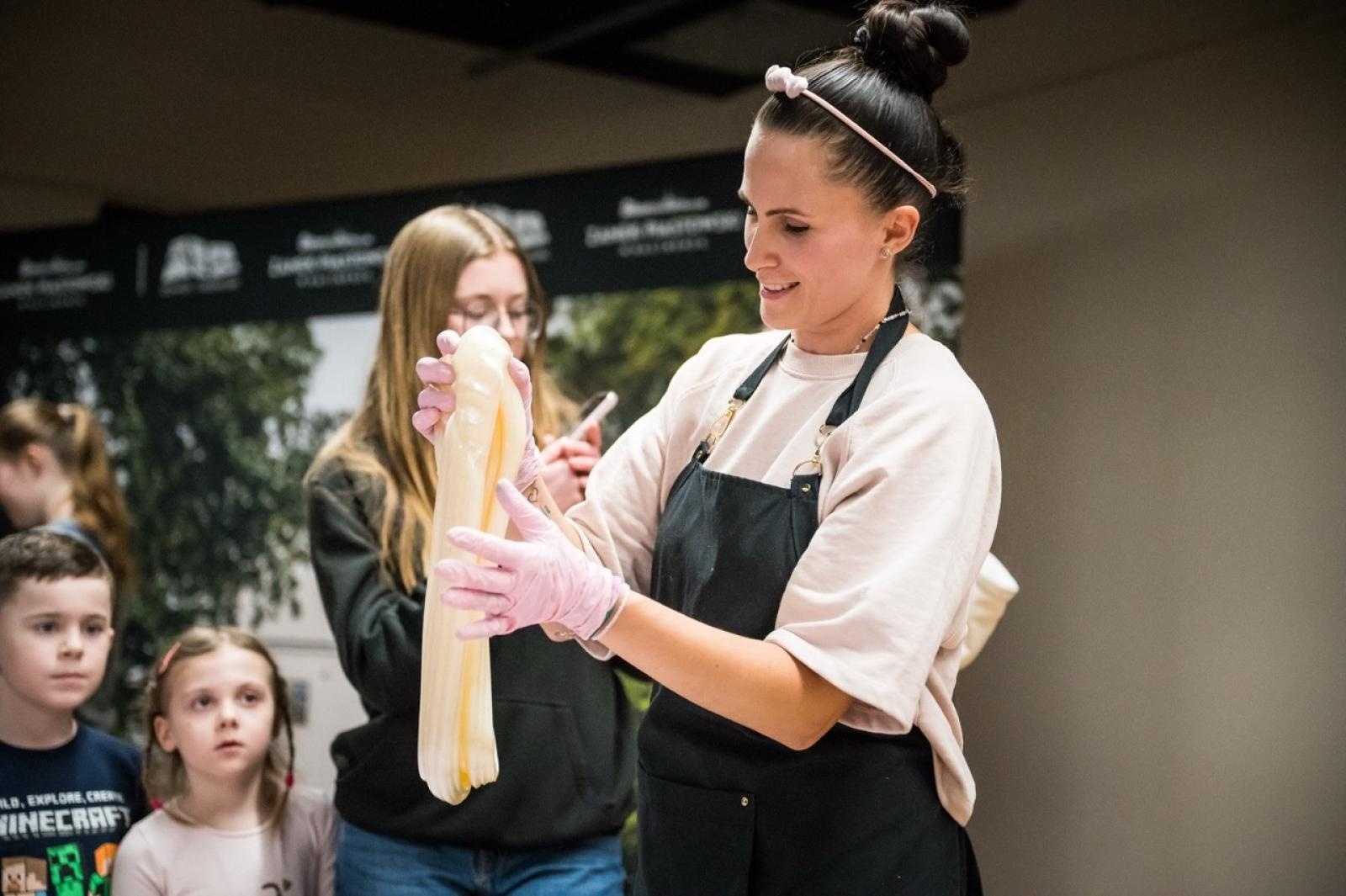 Zdjęcie w galerii na portalu naszraciborz.pl: Karmel i balony na Zamku Piastowskim. Atrakcje dla dzieci w ramach akcji Wakacje w Powiecie wiadomości z regionu