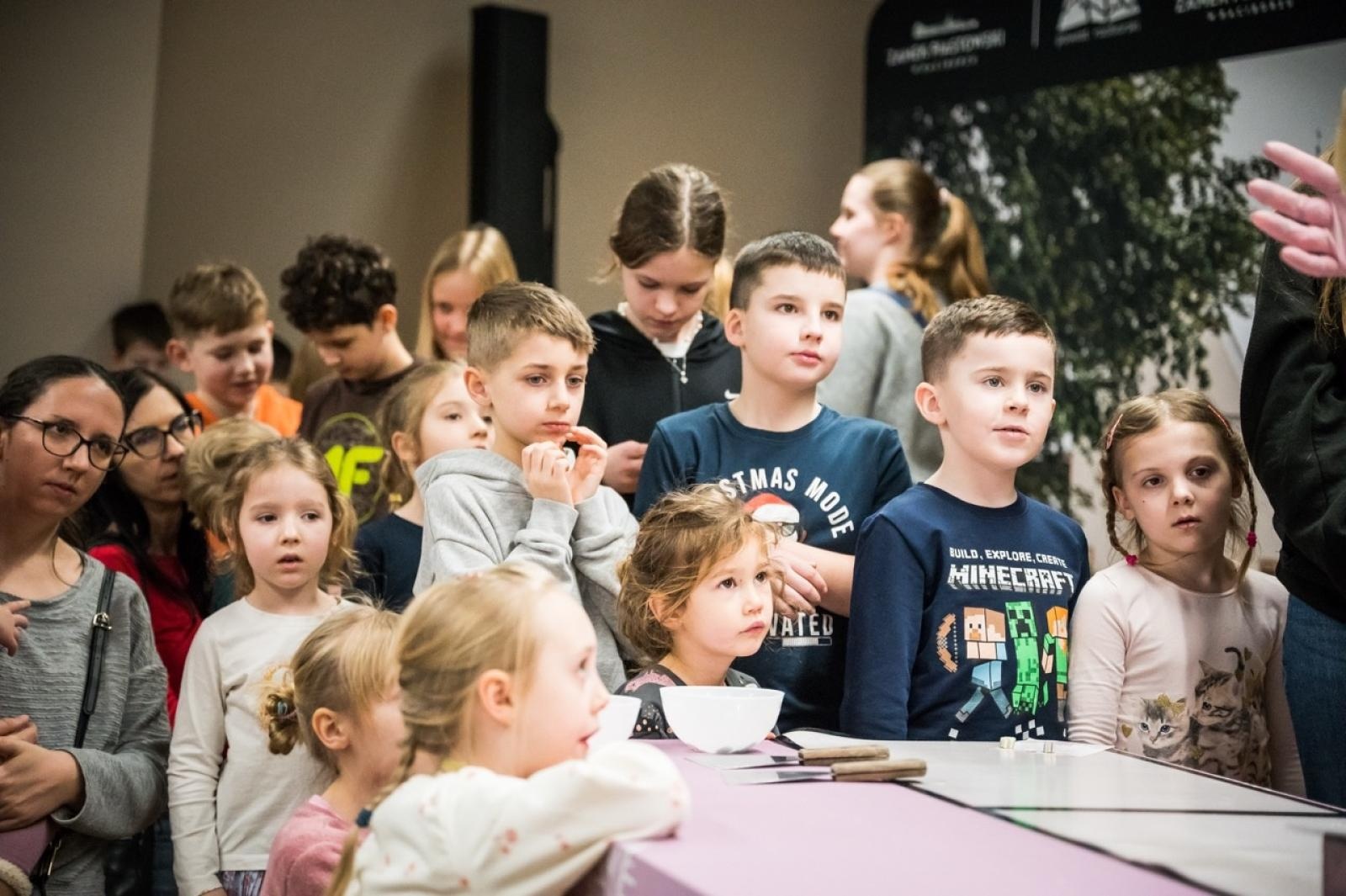 Zdjęcie w galerii na portalu naszraciborz.pl: Karmel i balony na Zamku Piastowskim. Atrakcje dla dzieci w ramach akcji Wakacje w Powiecie wiadomości z regionu