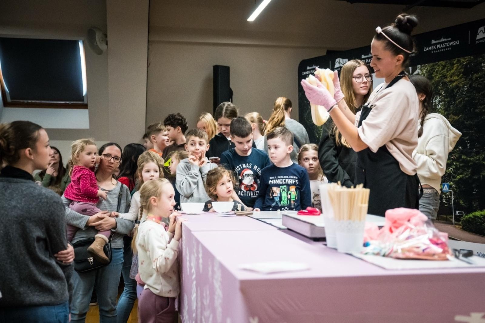 Zdjęcie w galerii na portalu naszraciborz.pl: Karmel i balony na Zamku Piastowskim. Atrakcje dla dzieci w ramach akcji Wakacje w Powiecie wiadomości z regionu