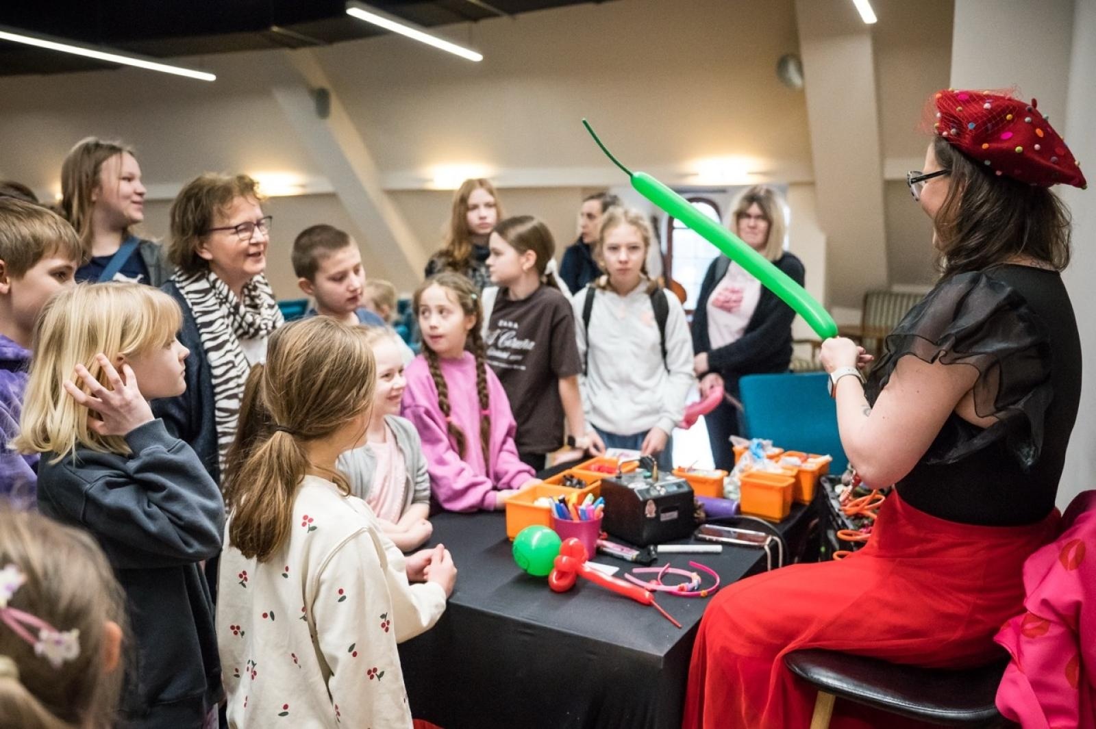 Zdjęcie w galerii na portalu naszraciborz.pl: Karmel i balony na Zamku Piastowskim. Atrakcje dla dzieci w ramach akcji Wakacje w Powiecie wiadomości z regionu