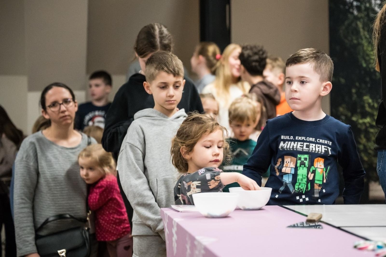 Zdjęcie w galerii na portalu naszraciborz.pl: Karmel i balony na Zamku Piastowskim. Atrakcje dla dzieci w ramach akcji Wakacje w Powiecie wiadomości z regionu