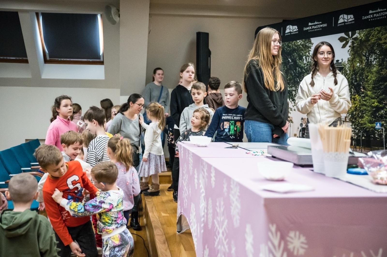 Zdjęcie w galerii na portalu naszraciborz.pl: Karmel i balony na Zamku Piastowskim. Atrakcje dla dzieci w ramach akcji Wakacje w Powiecie wiadomości z regionu