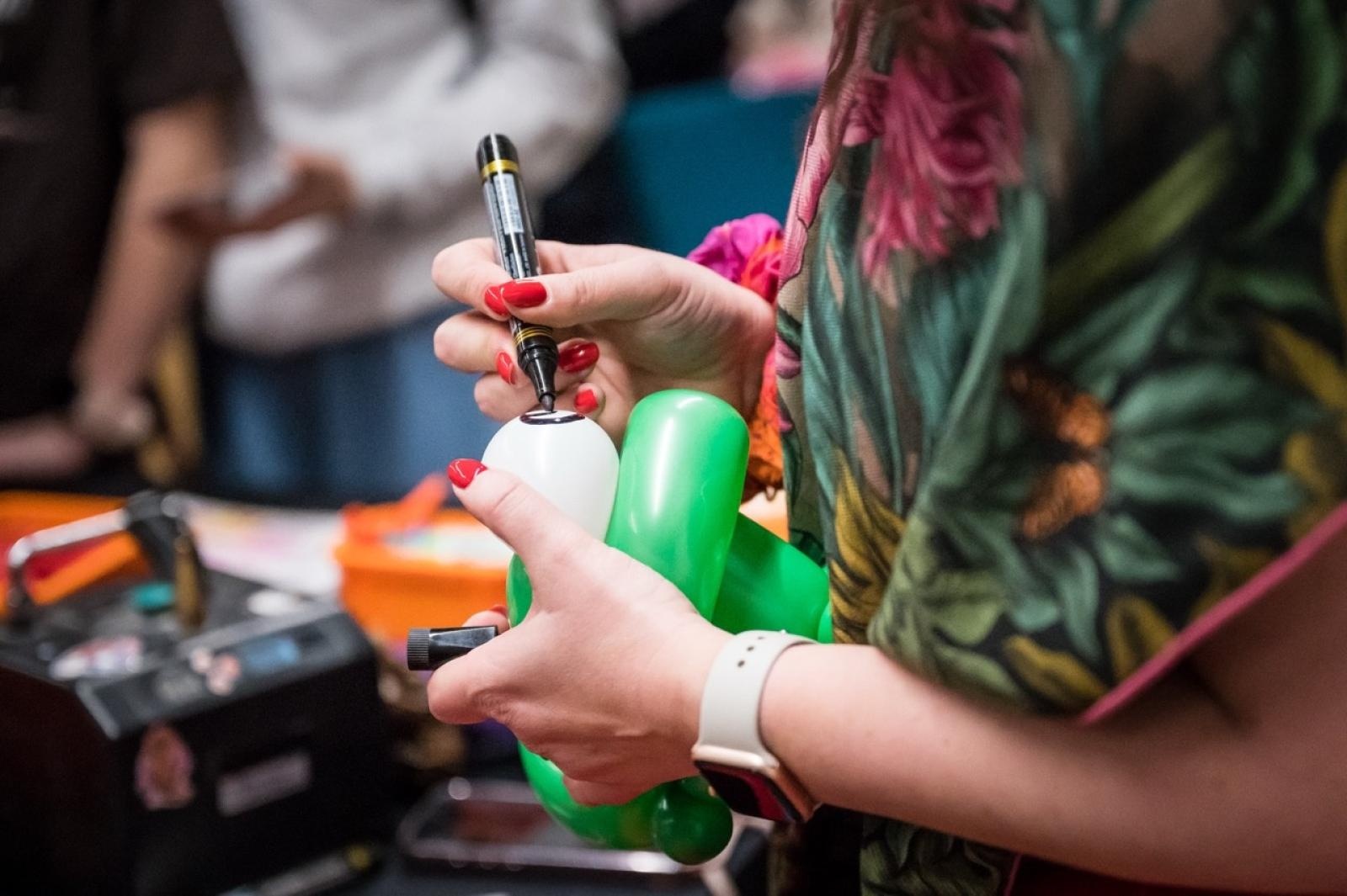 Zdjęcie w galerii na portalu naszraciborz.pl: Karmel i balony na Zamku Piastowskim. Atrakcje dla dzieci w ramach akcji Wakacje w Powiecie wiadomości z regionu