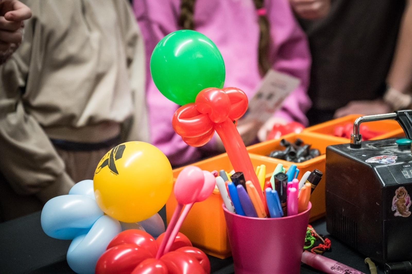 Zdjęcie w galerii na portalu naszraciborz.pl: Karmel i balony na Zamku Piastowskim. Atrakcje dla dzieci w ramach akcji Wakacje w Powiecie wiadomości z regionu
