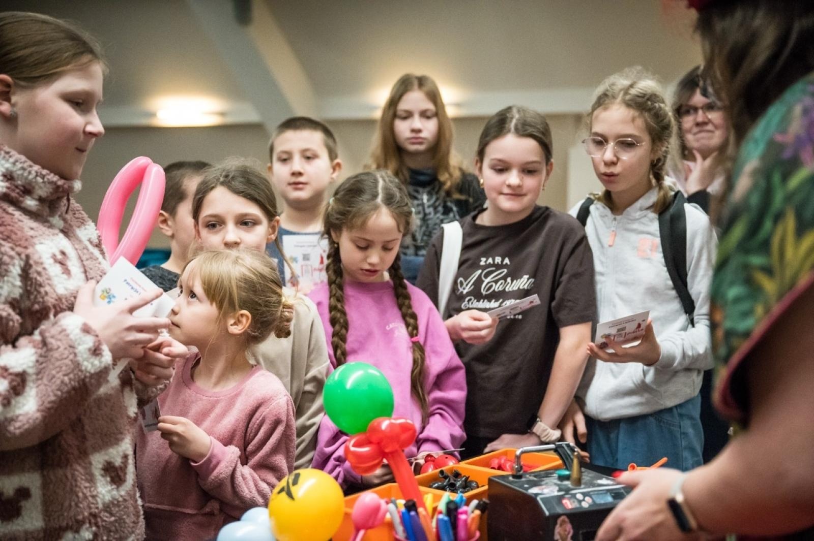 Zdjęcie w galerii na portalu naszraciborz.pl: Karmel i balony na Zamku Piastowskim. Atrakcje dla dzieci w ramach akcji Wakacje w Powiecie wiadomości z regionu