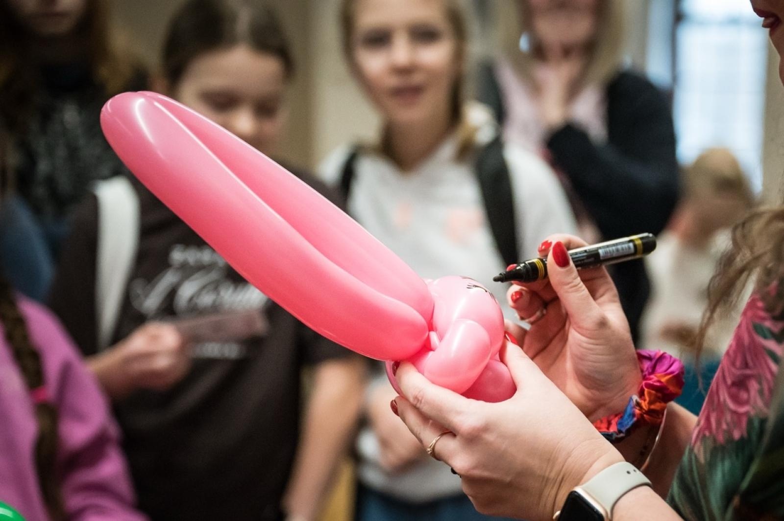 Zdjęcie w galerii na portalu naszraciborz.pl: Karmel i balony na Zamku Piastowskim. Atrakcje dla dzieci w ramach akcji Wakacje w Powiecie wiadomości z regionu