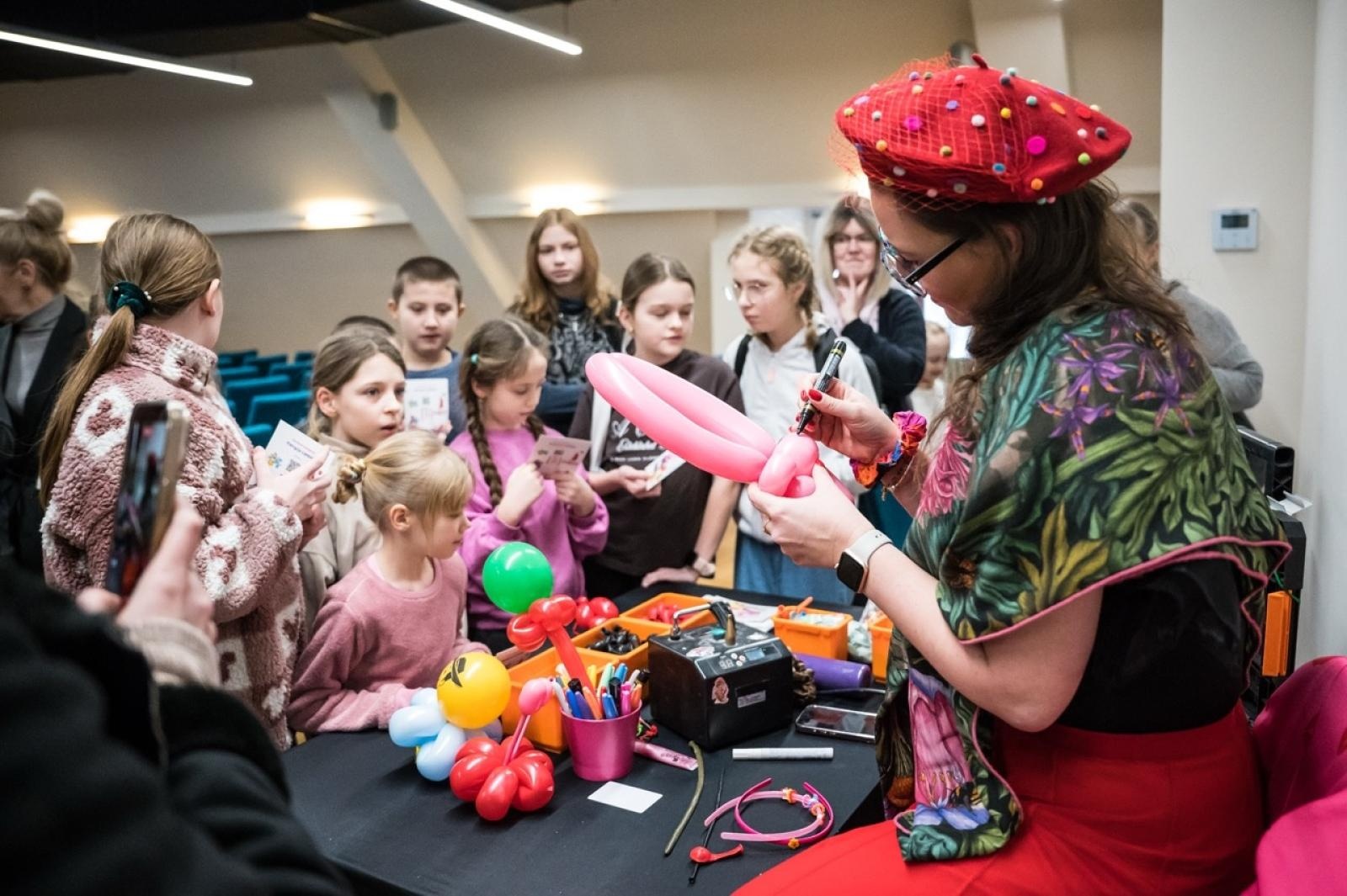 Zdjęcie w galerii na portalu naszraciborz.pl: Karmel i balony na Zamku Piastowskim. Atrakcje dla dzieci w ramach akcji Wakacje w Powiecie wiadomości z regionu