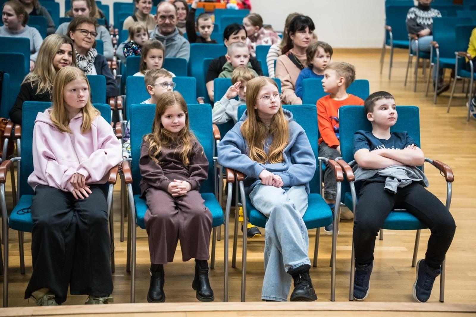 Zdjęcie w galerii na portalu naszraciborz.pl: Karmel i balony na Zamku Piastowskim. Atrakcje dla dzieci w ramach akcji Wakacje w Powiecie wiadomości z regionu