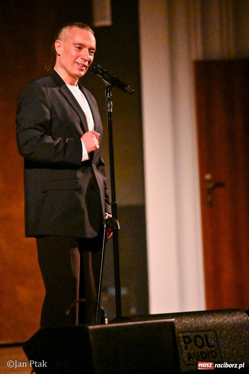 Zdjęcie w galerii na portalu naszraciborz.pl: Jacek Stachursky – jubileuszowe 30-lecie na scenie Raciborskiego Centrum Kultury wiadomości z regionu