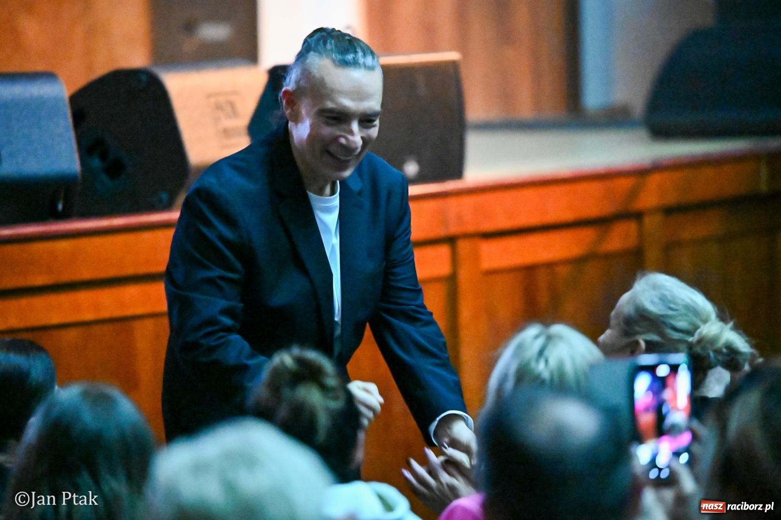 Zdjęcie w galerii na portalu naszraciborz.pl: Jacek Stachursky – jubileuszowe 30-lecie na scenie Raciborskiego Centrum Kultury wiadomości z regionu