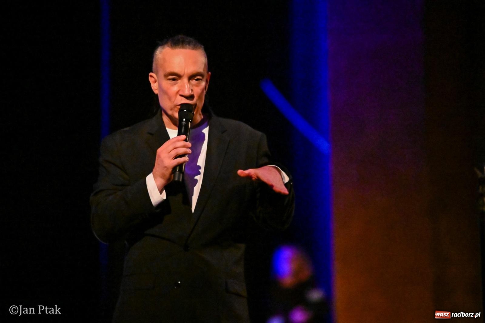 Zdjęcie w galerii na portalu naszraciborz.pl: Jacek Stachursky – jubileuszowe 30-lecie na scenie Raciborskiego Centrum Kultury wiadomości z regionu