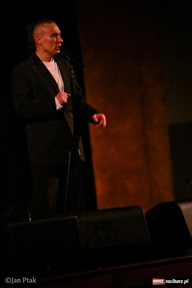 Zdjęcie w galerii na portalu naszraciborz.pl: Jacek Stachursky – jubileuszowe 30-lecie na scenie Raciborskiego Centrum Kultury wiadomości z regionu