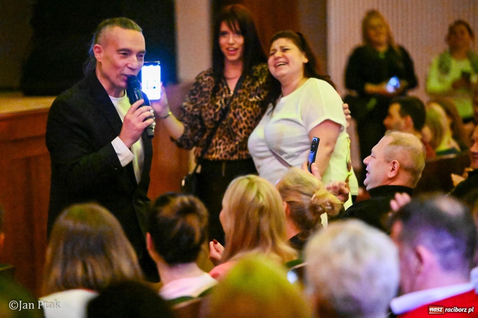 Zdjęcie w galerii na portalu naszraciborz.pl: Jacek Stachursky – jubileuszowe 30-lecie na scenie Raciborskiego Centrum Kultury wiadomości z regionu