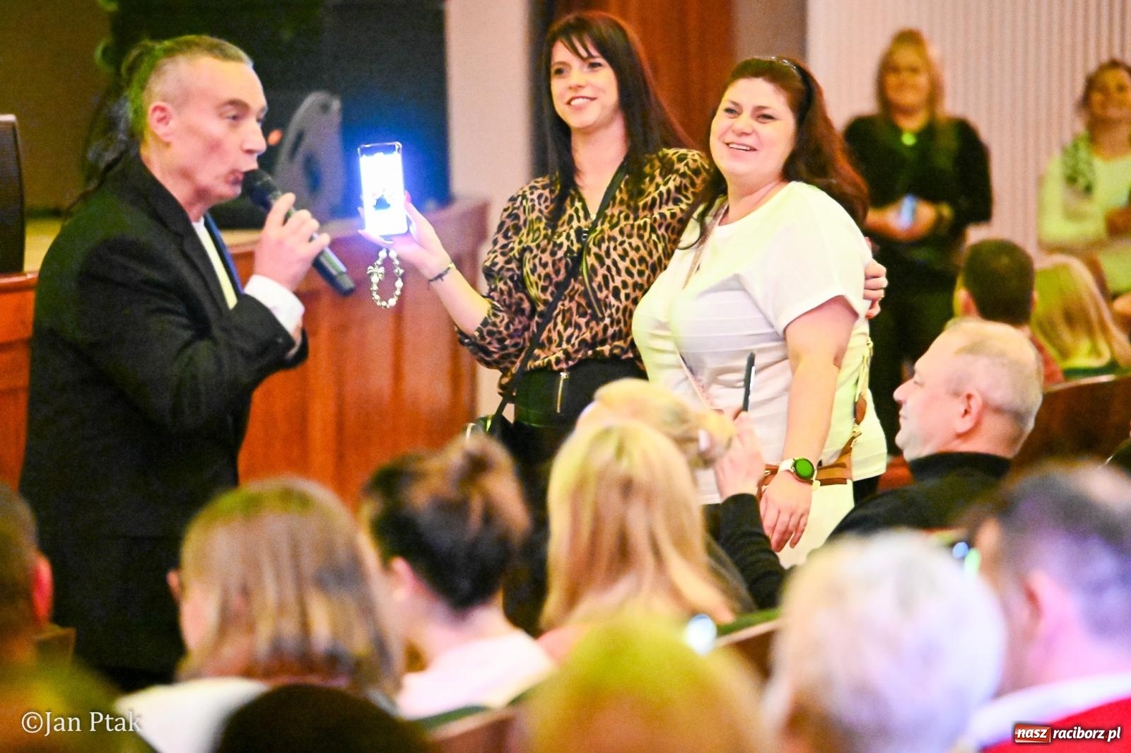 Zdjęcie w galerii na portalu naszraciborz.pl: Jacek Stachursky – jubileuszowe 30-lecie na scenie Raciborskiego Centrum Kultury wiadomości z regionu