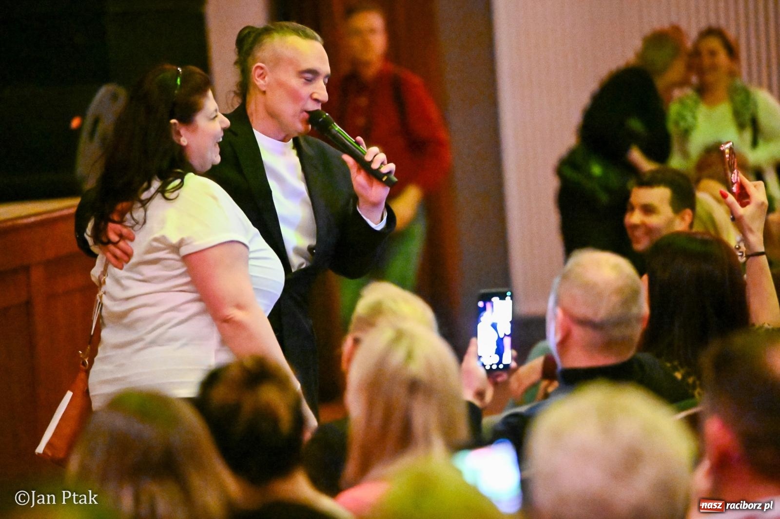 Zdjęcie w galerii na portalu naszraciborz.pl: Jacek Stachursky – jubileuszowe 30-lecie na scenie Raciborskiego Centrum Kultury wiadomości z regionu