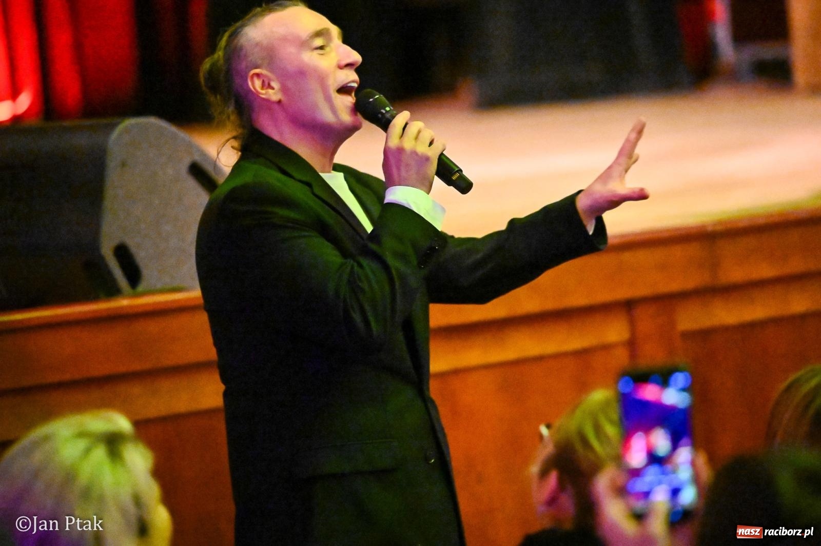 Zdjęcie w galerii na portalu naszraciborz.pl: Jacek Stachursky – jubileuszowe 30-lecie na scenie Raciborskiego Centrum Kultury wiadomości z regionu