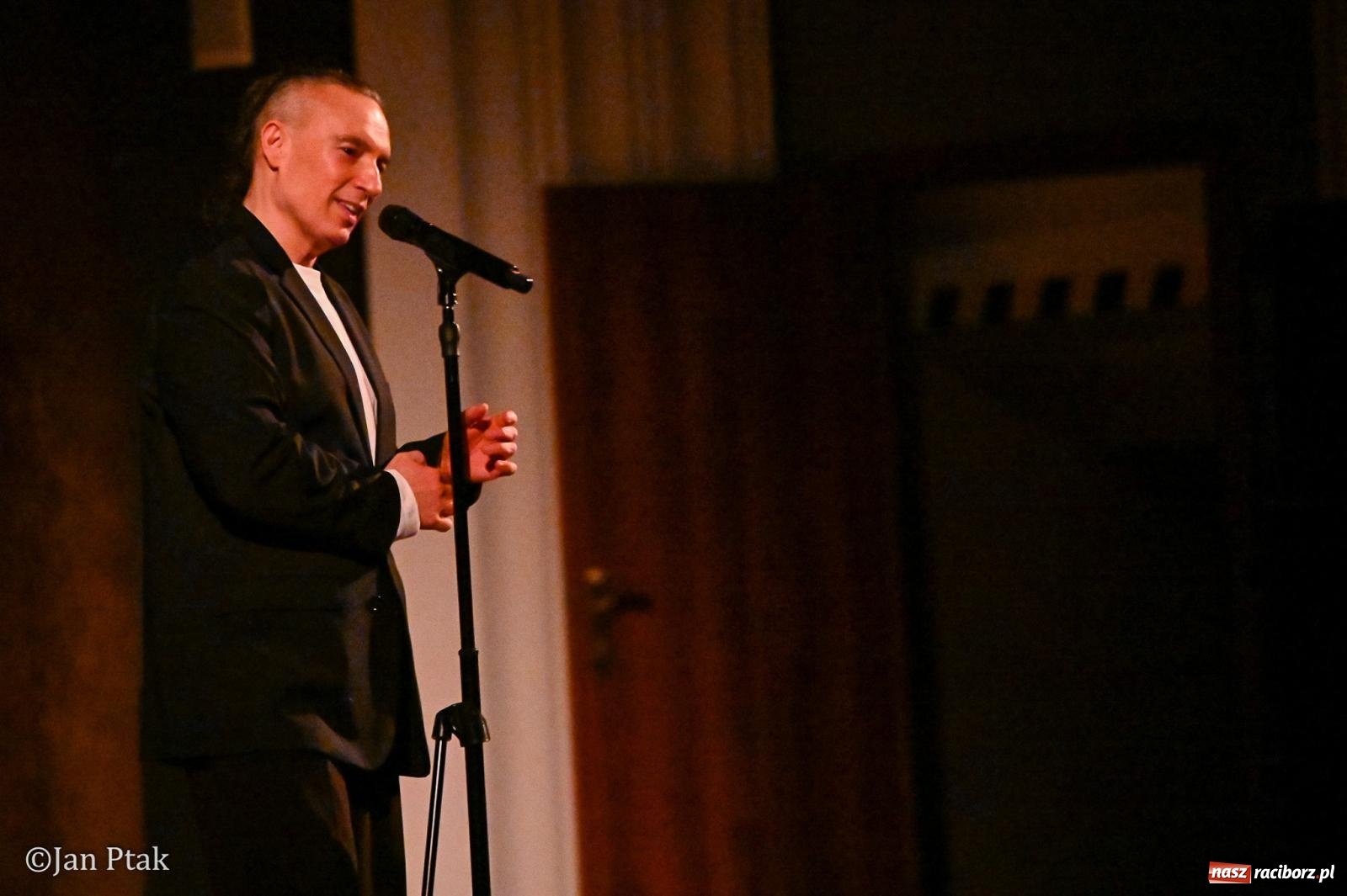 Zdjęcie w galerii na portalu naszraciborz.pl: Jacek Stachursky – jubileuszowe 30-lecie na scenie Raciborskiego Centrum Kultury wiadomości z regionu