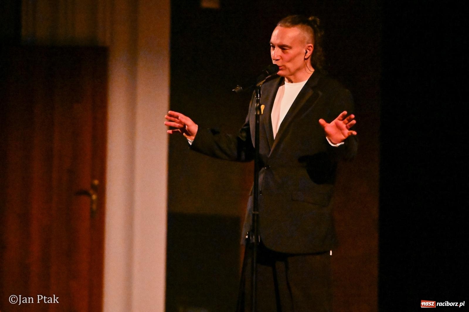 Zdjęcie w galerii na portalu naszraciborz.pl: Jacek Stachursky – jubileuszowe 30-lecie na scenie Raciborskiego Centrum Kultury wiadomości z regionu
