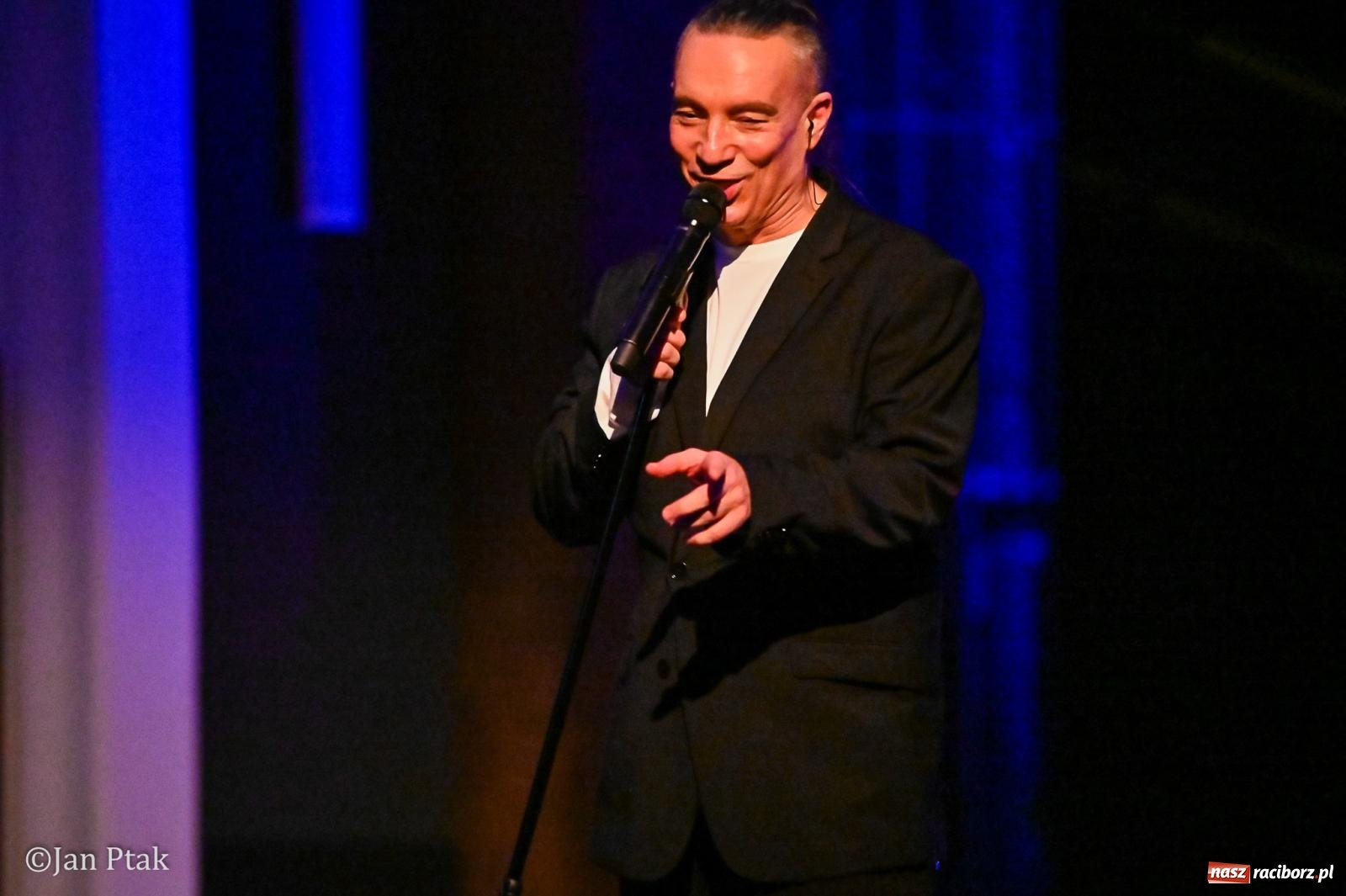 Zdjęcie w galerii na portalu naszraciborz.pl: Jacek Stachursky – jubileuszowe 30-lecie na scenie Raciborskiego Centrum Kultury wiadomości z regionu