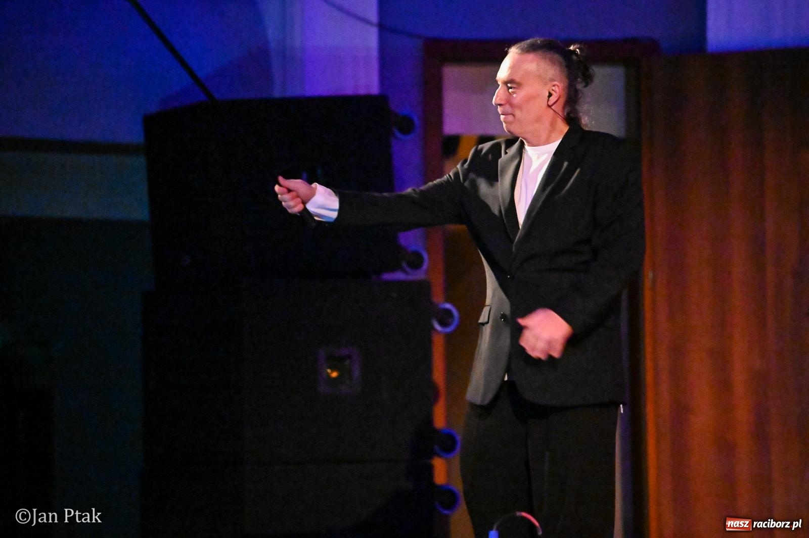 Zdjęcie w galerii na portalu naszraciborz.pl: Jacek Stachursky – jubileuszowe 30-lecie na scenie Raciborskiego Centrum Kultury wiadomości z regionu