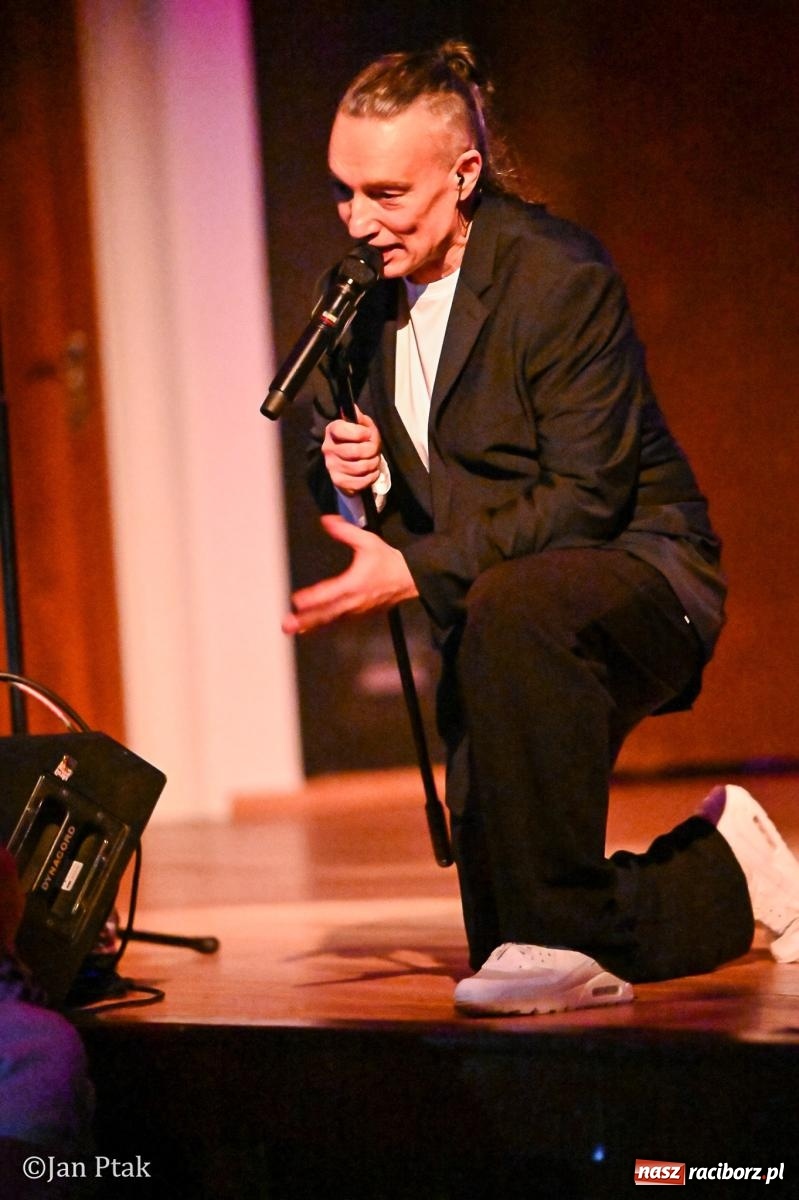 Zdjęcie w galerii na portalu naszraciborz.pl: Jacek Stachursky – jubileuszowe 30-lecie na scenie Raciborskiego Centrum Kultury wiadomości z regionu