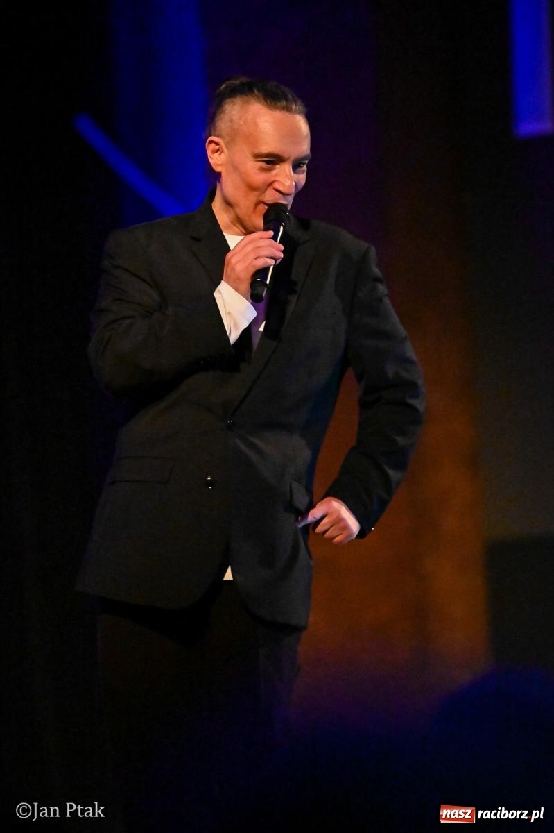 Zdjęcie w galerii na portalu naszraciborz.pl: Jacek Stachursky – jubileuszowe 30-lecie na scenie Raciborskiego Centrum Kultury wiadomości z regionu