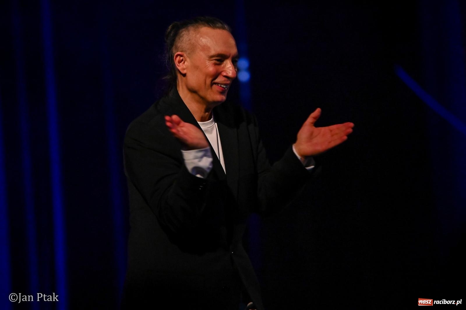 Zdjęcie w galerii na portalu naszraciborz.pl: Jacek Stachursky – jubileuszowe 30-lecie na scenie Raciborskiego Centrum Kultury wiadomości z regionu