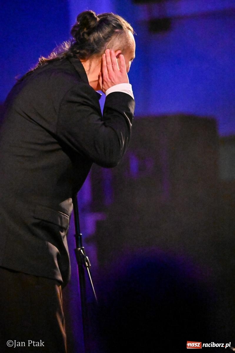 Zdjęcie w galerii na portalu naszraciborz.pl: Jacek Stachursky – jubileuszowe 30-lecie na scenie Raciborskiego Centrum Kultury wiadomości z regionu