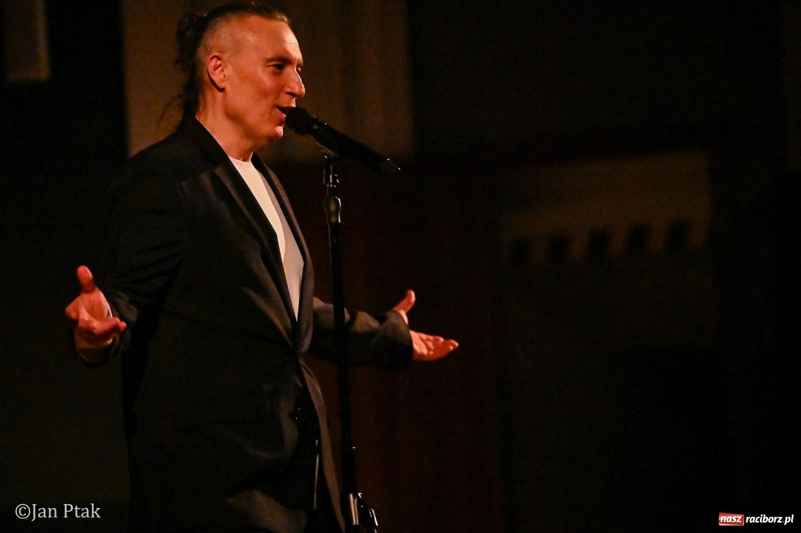 Zdjęcie w galerii na portalu naszraciborz.pl: Jacek Stachursky – jubileuszowe 30-lecie na scenie Raciborskiego Centrum Kultury wiadomości z regionu