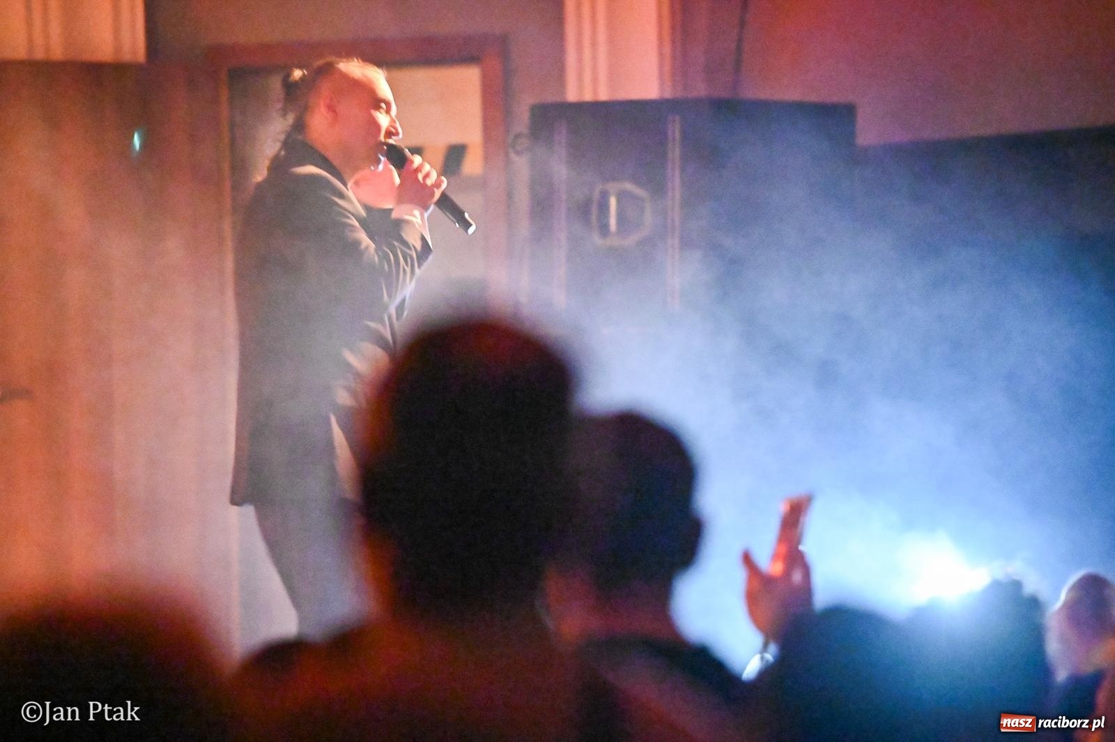 Zdjęcie w galerii na portalu naszraciborz.pl: Jacek Stachursky – jubileuszowe 30-lecie na scenie Raciborskiego Centrum Kultury wiadomości z regionu