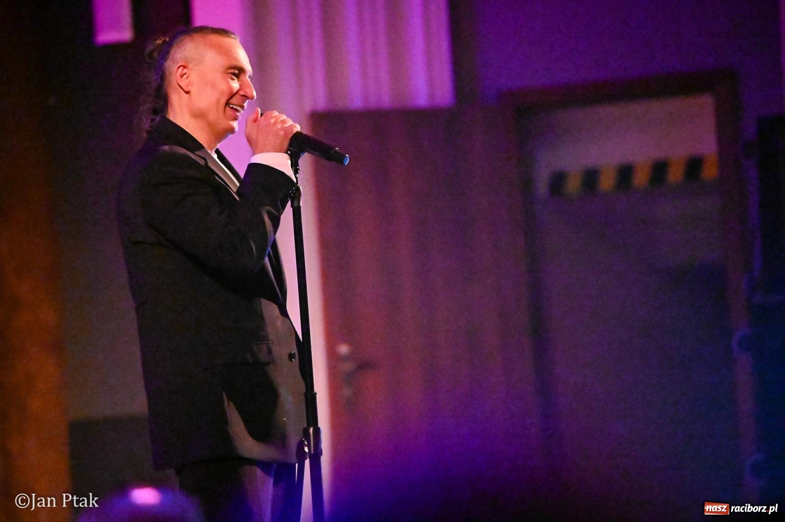 Zdjęcie w galerii na portalu naszraciborz.pl: Jacek Stachursky – jubileuszowe 30-lecie na scenie Raciborskiego Centrum Kultury wiadomości z regionu