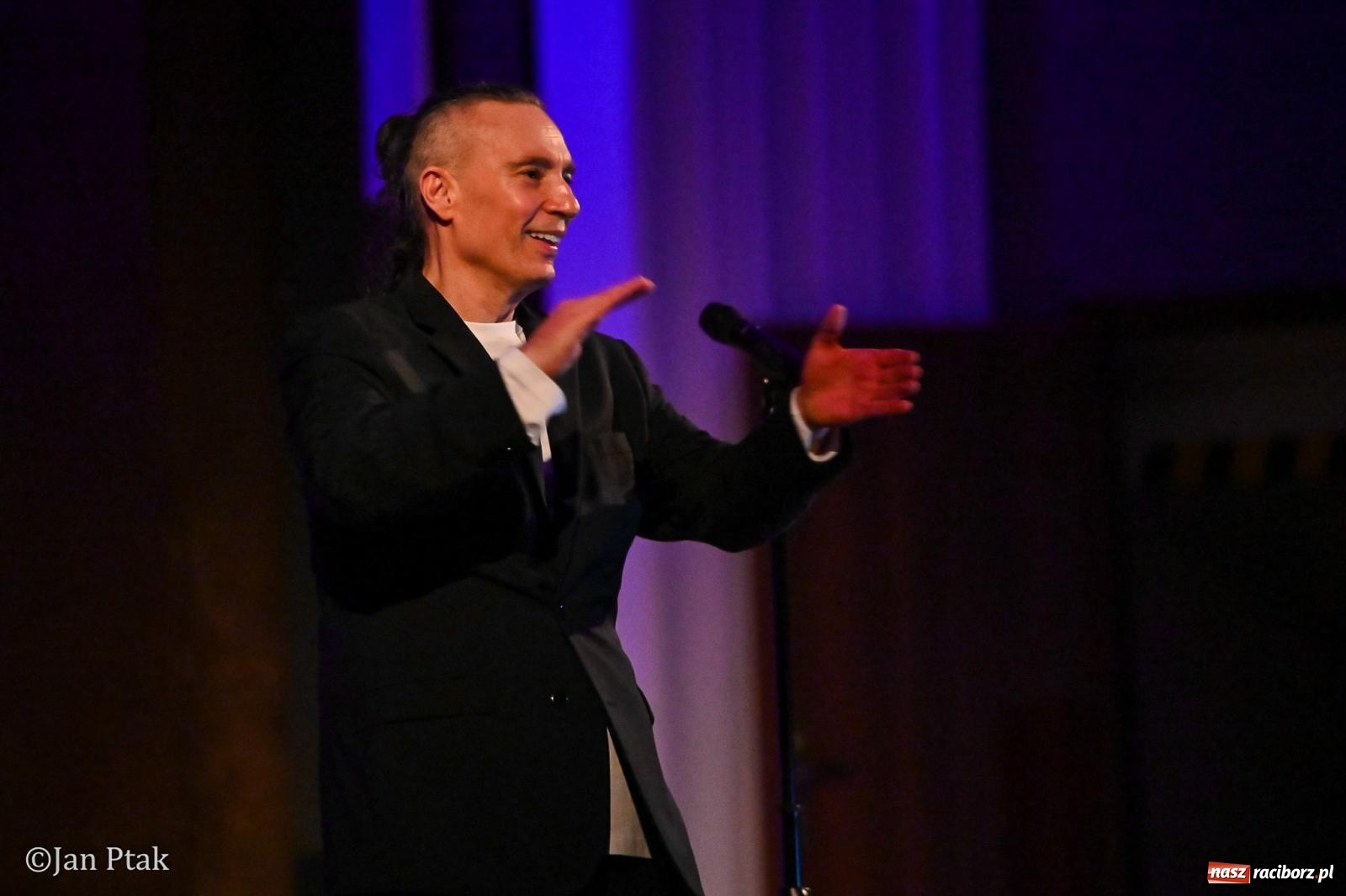 Zdjęcie w galerii na portalu naszraciborz.pl: Jacek Stachursky – jubileuszowe 30-lecie na scenie Raciborskiego Centrum Kultury wiadomości z regionu