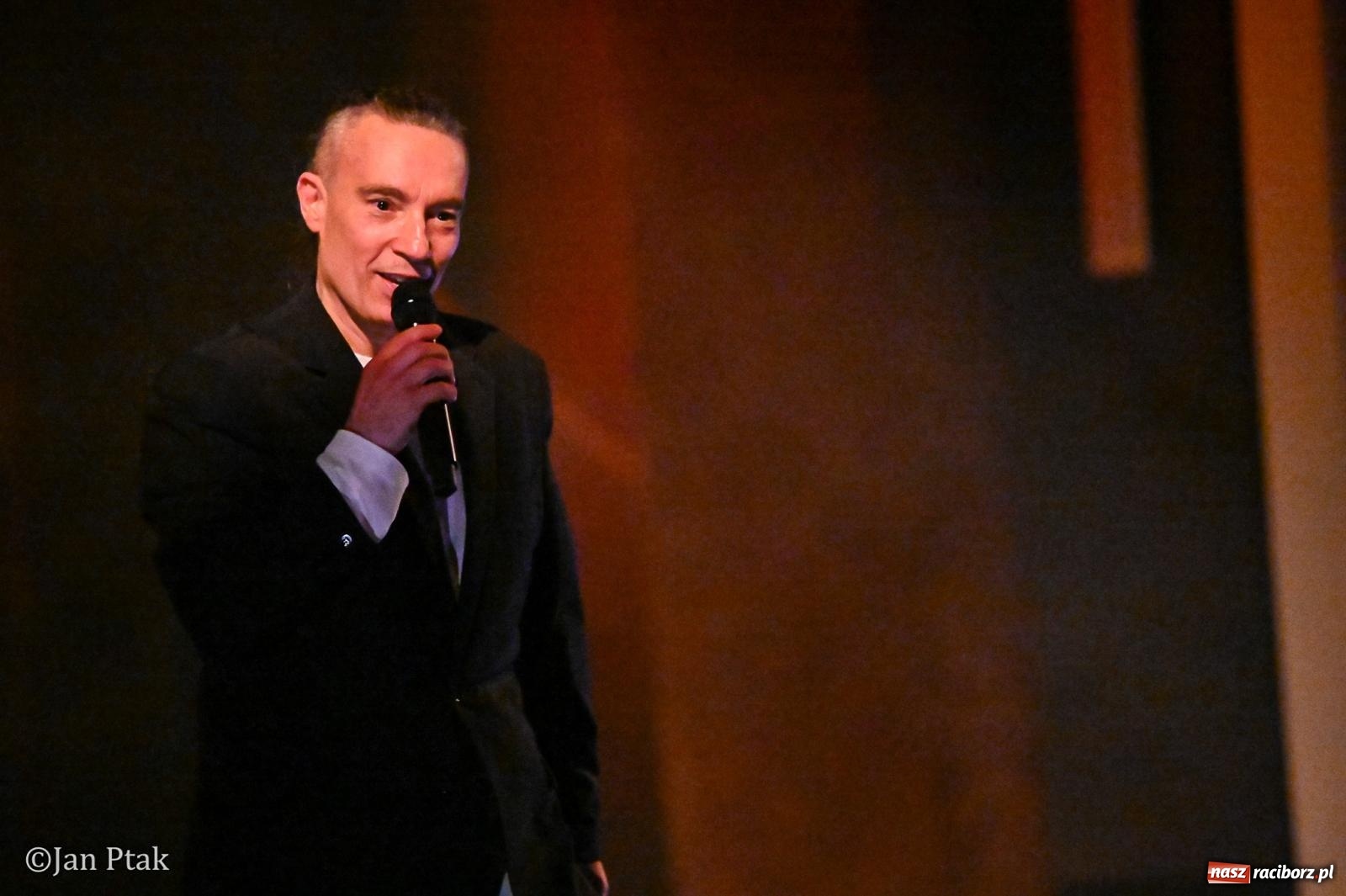 Zdjęcie w galerii na portalu naszraciborz.pl: Jacek Stachursky – jubileuszowe 30-lecie na scenie Raciborskiego Centrum Kultury wiadomości z regionu