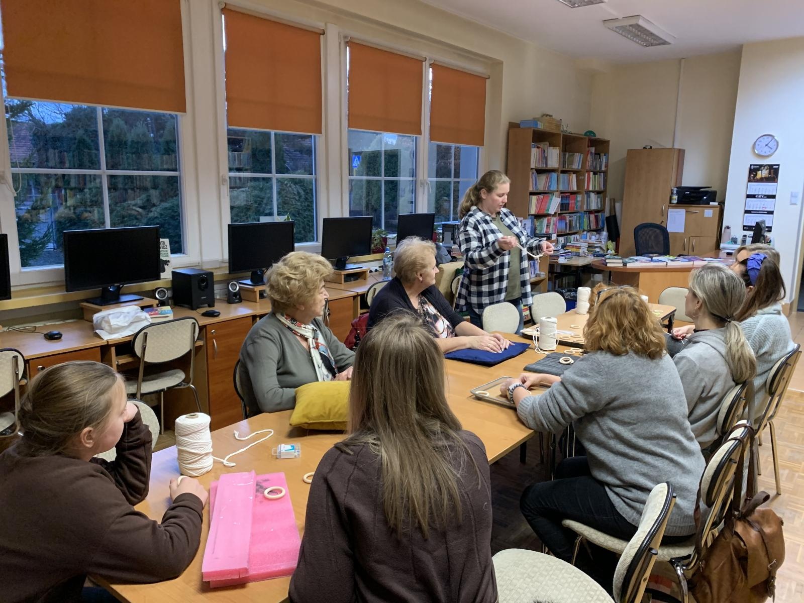 Zdjęcie w galerii na portalu naszraciborz.pl: Spotkanie z tradycją. Biblioteka w Ocicach zaprasza na warsztaty haftu krzyżykowego wiadomości z regionu