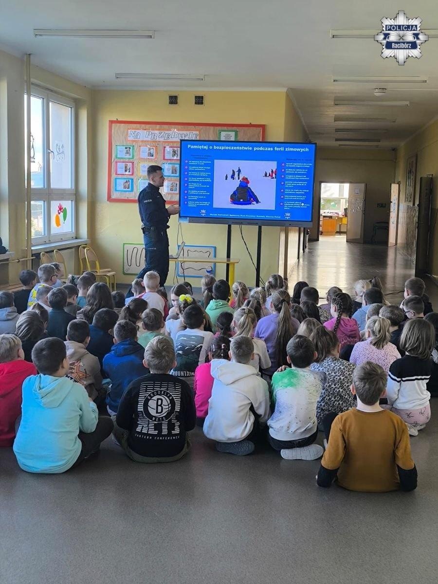 Zdjęcie w galerii na portalu naszraciborz.pl: Bezpieczne ferie z policją. Edukacja i profilaktyka w szkołach wiadomości z regionu