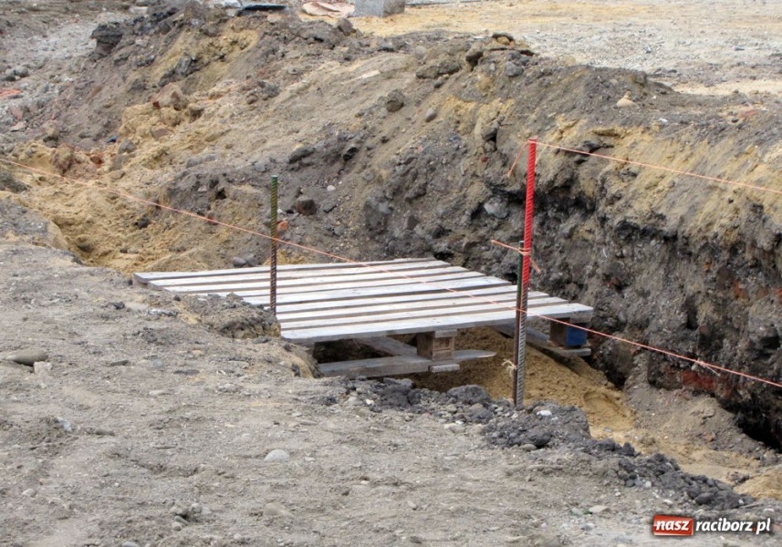 Zdjęcie w galerii na portalu naszraciborz.pl: Na Opawskiej znaleziono pocisk wiadomości z regionu