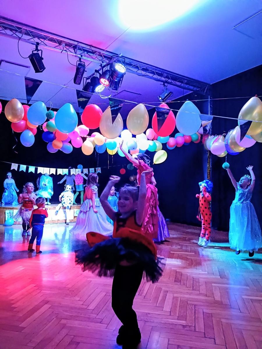 Zdjęcie w galerii na portalu naszraciborz.pl: Mali Odkrywcy Sztuki zakończyli karnawał balem przebierańców wiadomości z regionu