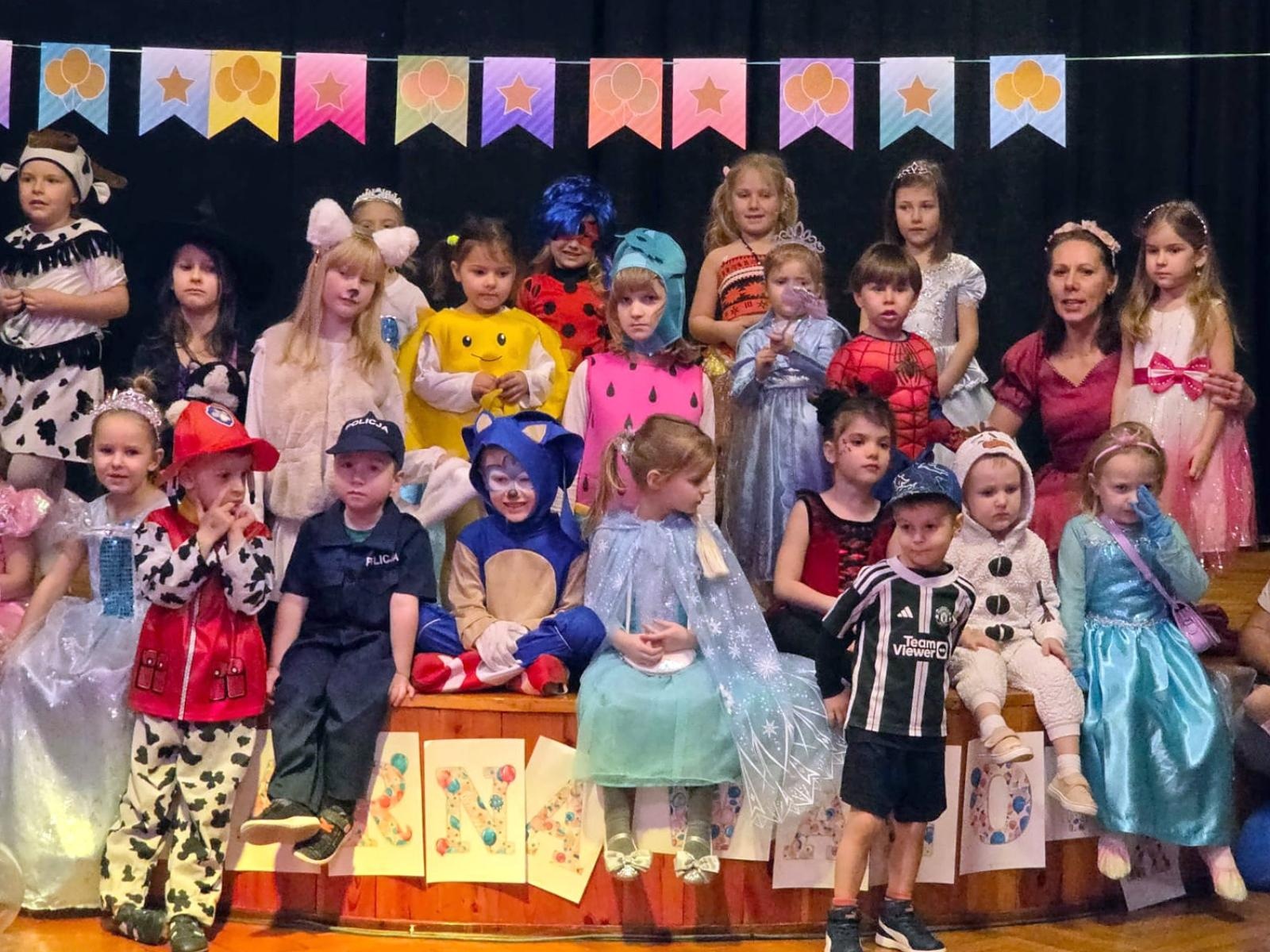 Zdjęcie w galerii na portalu naszraciborz.pl: Mali Odkrywcy Sztuki zakończyli karnawał balem przebierańców wiadomości z regionu