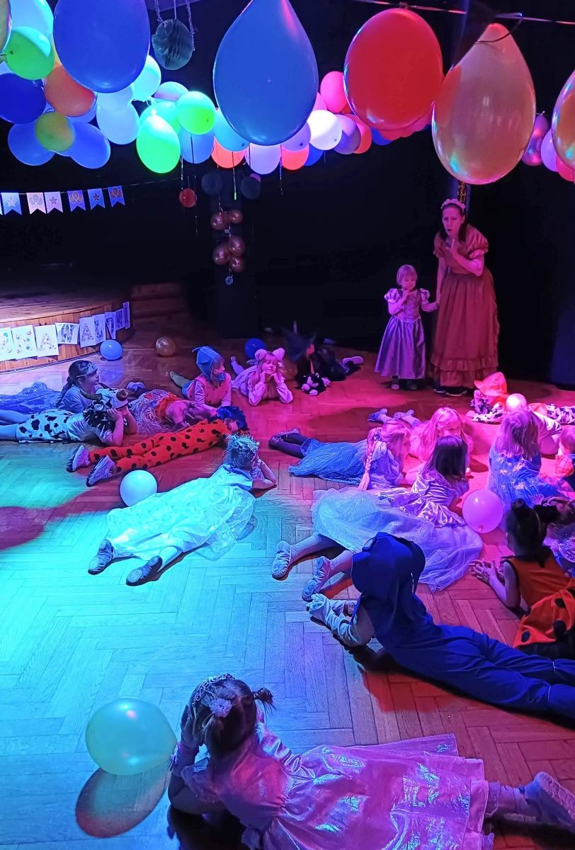 Zdjęcie w galerii na portalu naszraciborz.pl: Mali Odkrywcy Sztuki zakończyli karnawał balem przebierańców wiadomości z regionu