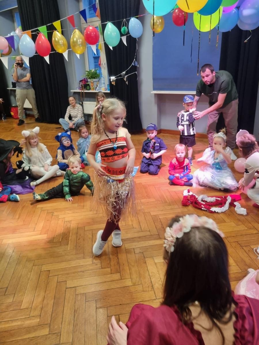 Zdjęcie w galerii na portalu naszraciborz.pl: Mali Odkrywcy Sztuki zakończyli karnawał balem przebierańców wiadomości z regionu