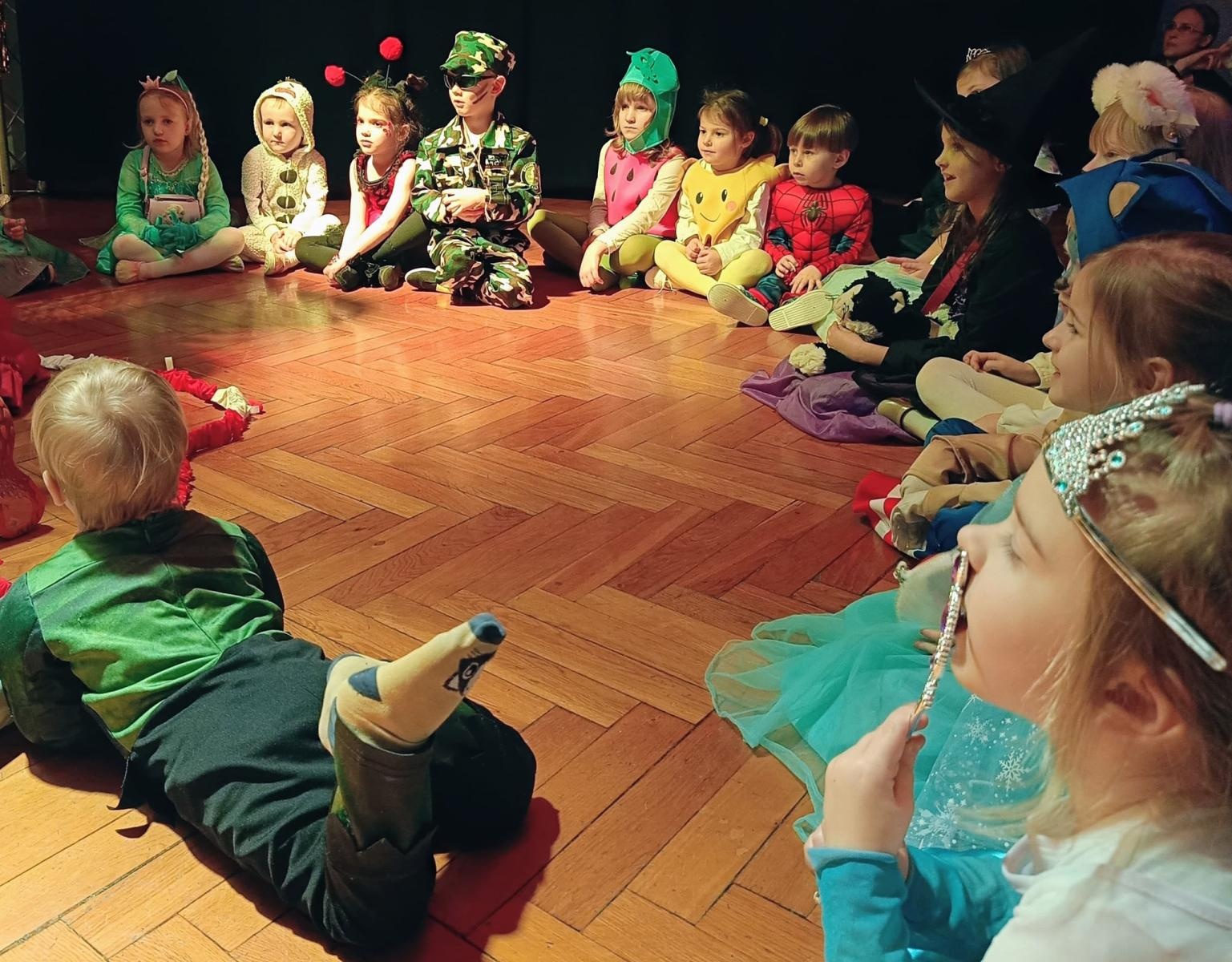 Zdjęcie w galerii na portalu naszraciborz.pl: Mali Odkrywcy Sztuki zakończyli karnawał balem przebierańców wiadomości z regionu