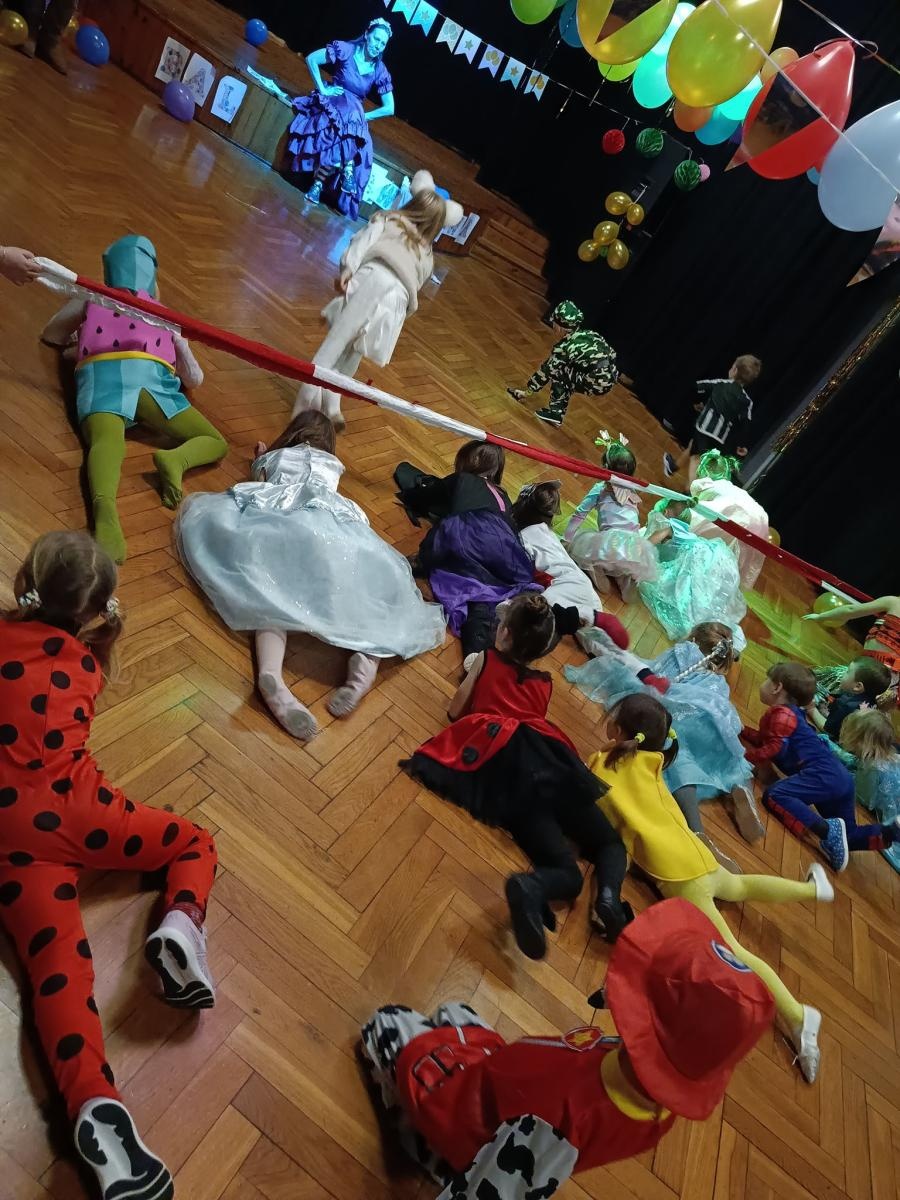 Zdjęcie w galerii na portalu naszraciborz.pl: Mali Odkrywcy Sztuki zakończyli karnawał balem przebierańców wiadomości z regionu