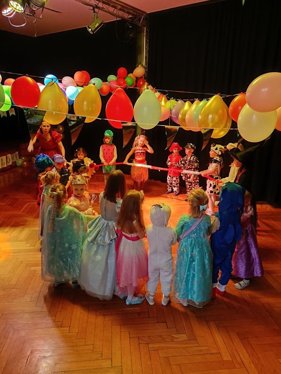 Zdjęcie w galerii na portalu naszraciborz.pl: Mali Odkrywcy Sztuki zakończyli karnawał balem przebierańców wiadomości z regionu