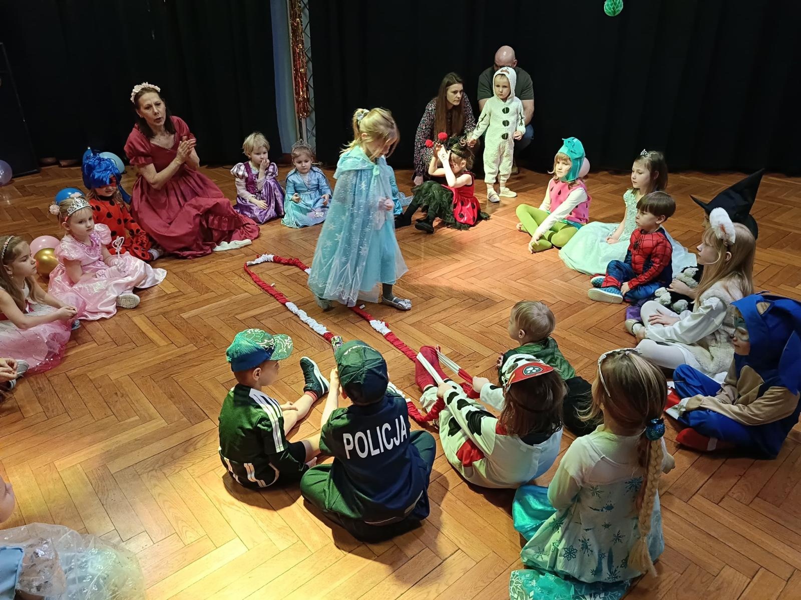 Zdjęcie w galerii na portalu naszraciborz.pl: Mali Odkrywcy Sztuki zakończyli karnawał balem przebierańców wiadomości z regionu