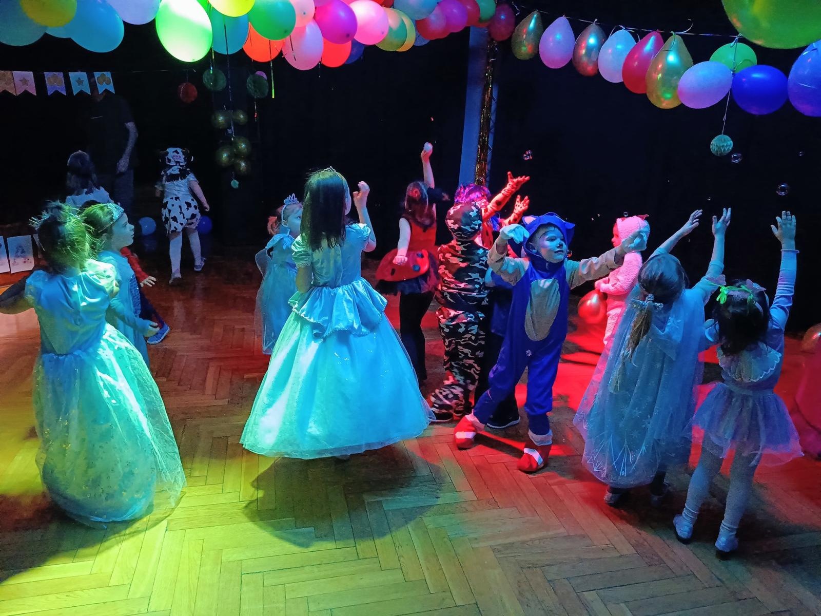 Zdjęcie w galerii na portalu naszraciborz.pl: Mali Odkrywcy Sztuki zakończyli karnawał balem przebierańców wiadomości z regionu