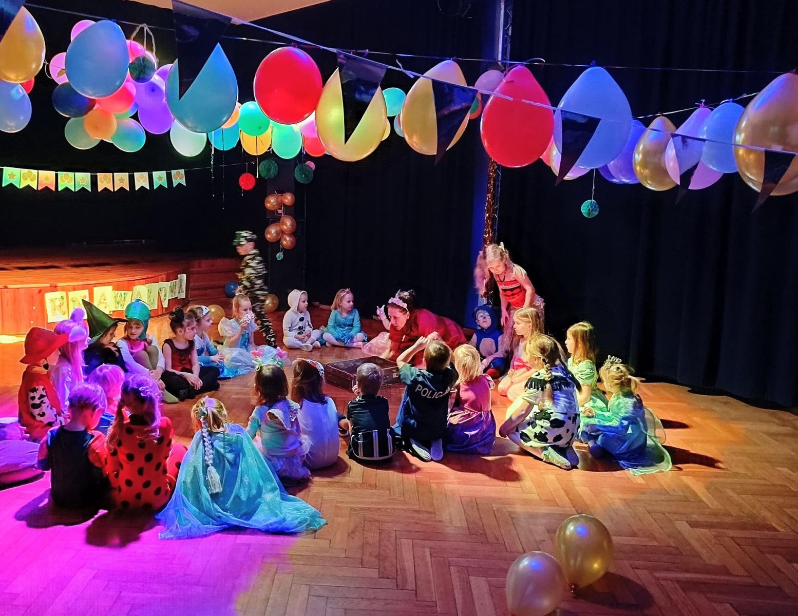 Zdjęcie w galerii na portalu naszraciborz.pl: Mali Odkrywcy Sztuki zakończyli karnawał balem przebierańców wiadomości z regionu