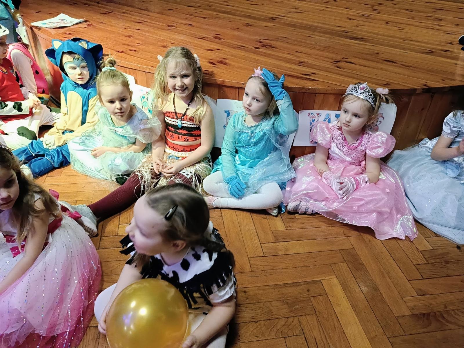 Zdjęcie w galerii na portalu naszraciborz.pl: Mali Odkrywcy Sztuki zakończyli karnawał balem przebierańców wiadomości z regionu