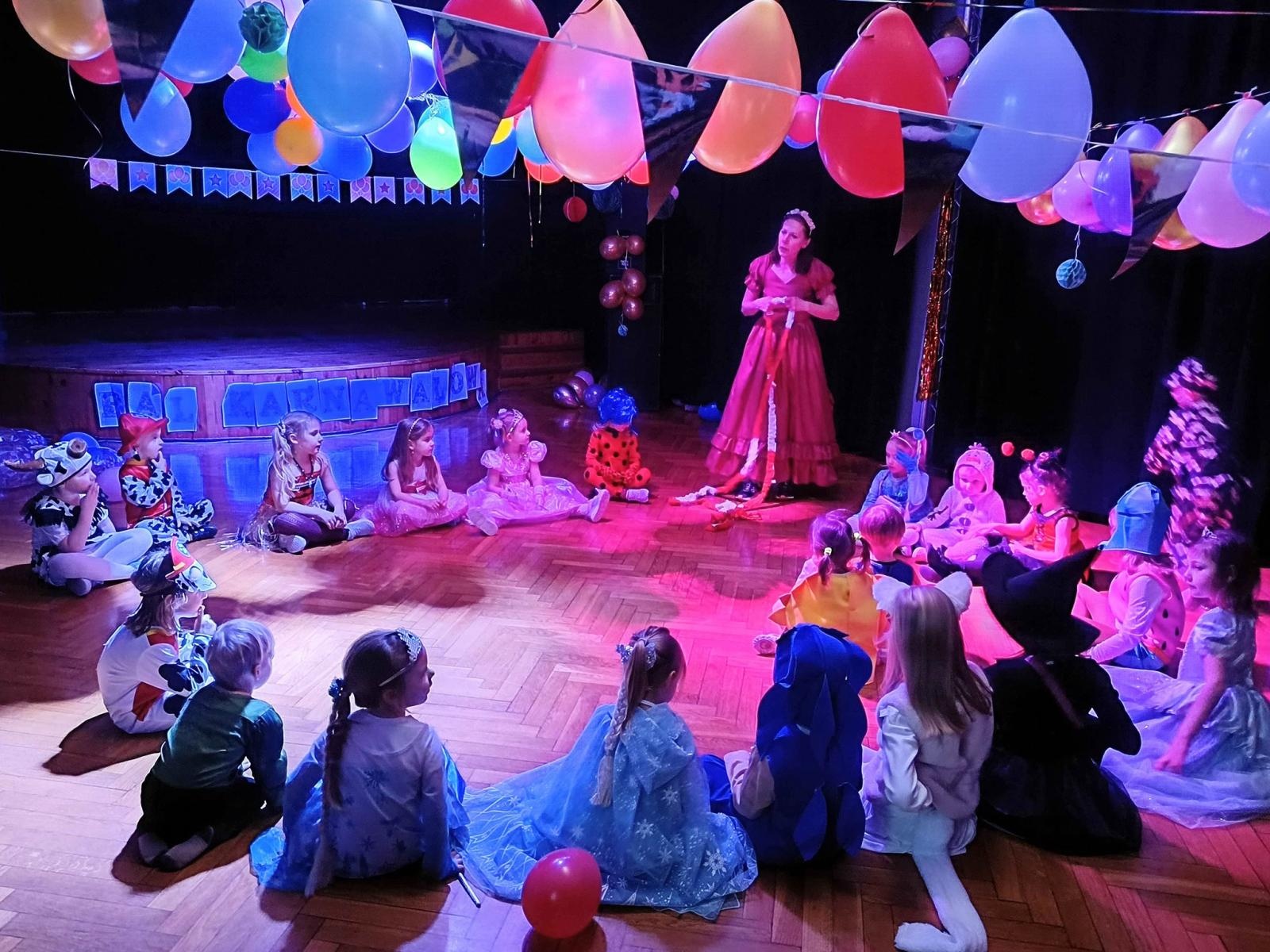 Zdjęcie w galerii na portalu naszraciborz.pl: Mali Odkrywcy Sztuki zakończyli karnawał balem przebierańców wiadomości z regionu