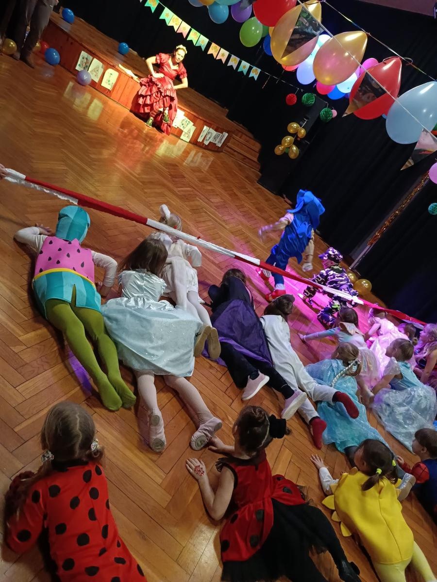 Zdjęcie w galerii na portalu naszraciborz.pl: Mali Odkrywcy Sztuki zakończyli karnawał balem przebierańców wiadomości z regionu